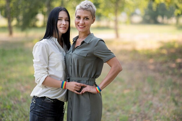 Pareja de lesbianas de alto ángulo