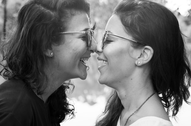 Foto gratuita pareja de lesbianas en el amor