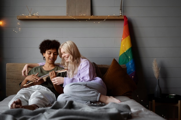 Foto gratuita pareja de lesbianas con bandera arcoiris