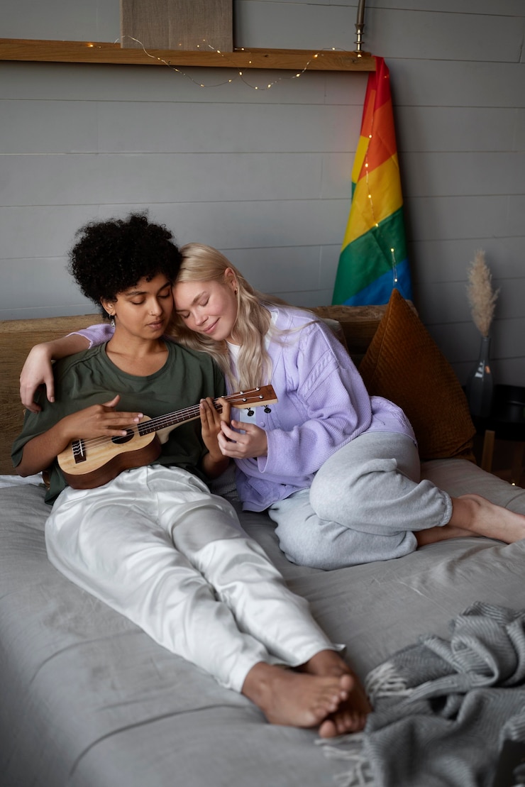 Foto gratuito pareja de lesbianas con bandera arcoiris