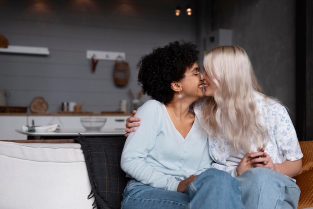 Pareja de lesbianas besándose con espacio de copia
