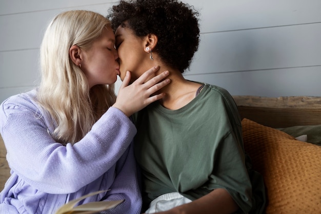 Foto gratuita pareja de lesbianas besándose con espacio de copia