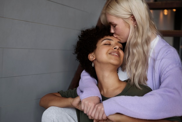 Foto gratuita pareja de lesbianas besándose con espacio de copia