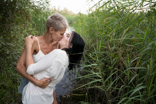 Pareja de lesbianas, besar