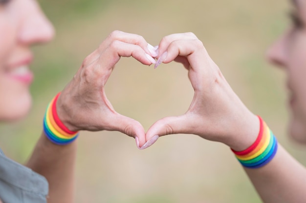 Pareja de lesbianas con bracelete lgbt