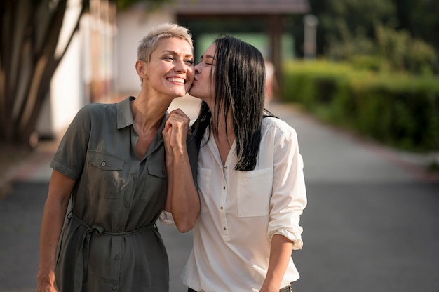 Pareja de lesbianas en la calle