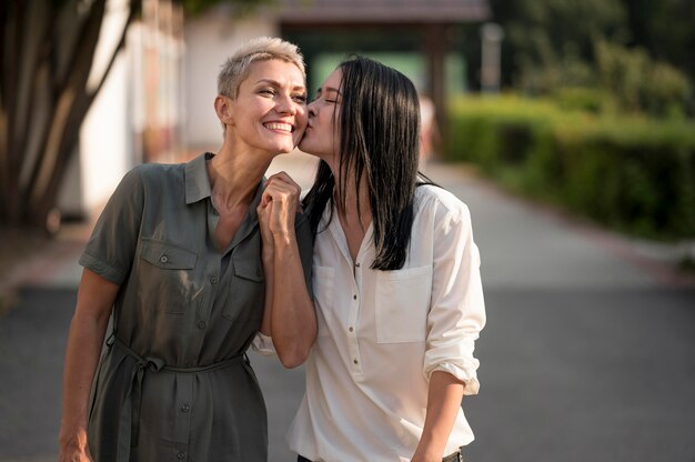 Pareja de lesbianas en la calle