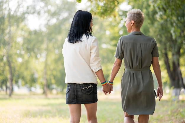 Pareja de lesbianas caminando al aire libre