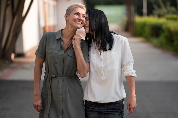 Pareja de lesbianas caminando