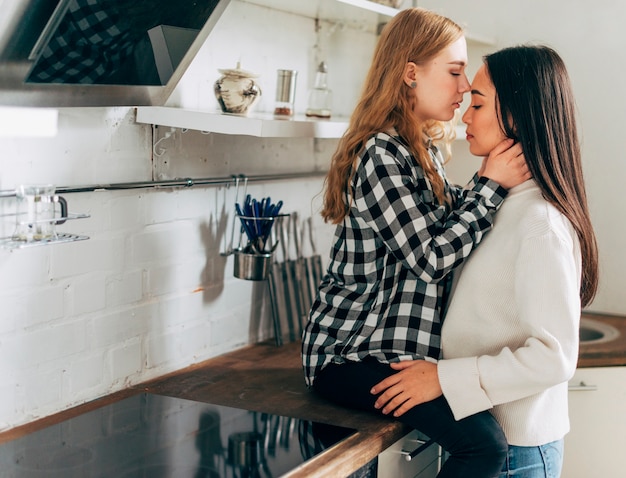 Pareja de lesbianas en casa abrazando