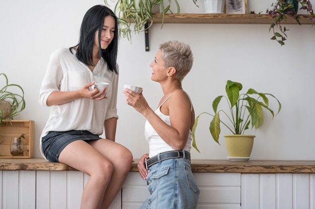 Foto gratuita pareja de lesbianas en casa