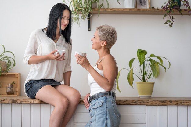 Pareja de lesbianas en casa