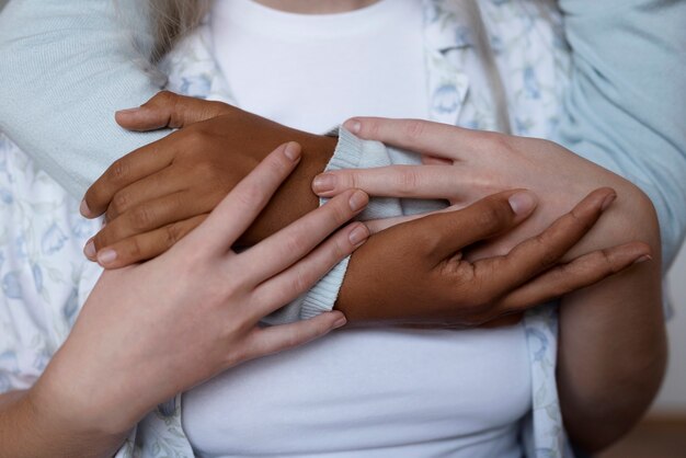 Pareja de lesbianas cogidos de la mano