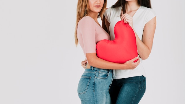 Pareja de lesbianas de cultivos con corazón