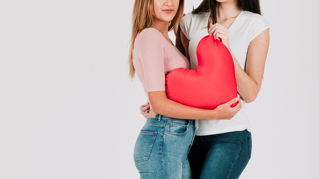 Pareja de lesbianas de cultivos con corazón