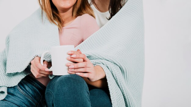 Pareja de lesbianas de cultivos en cuadros