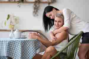 Foto gratuita pareja de lesbianas disfrutando del café de la mañana