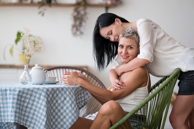 Pareja de lesbianas disfrutando del café de la mañana