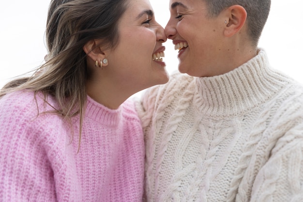 Foto gratuita pareja de lesbianas divirtiéndose juntas