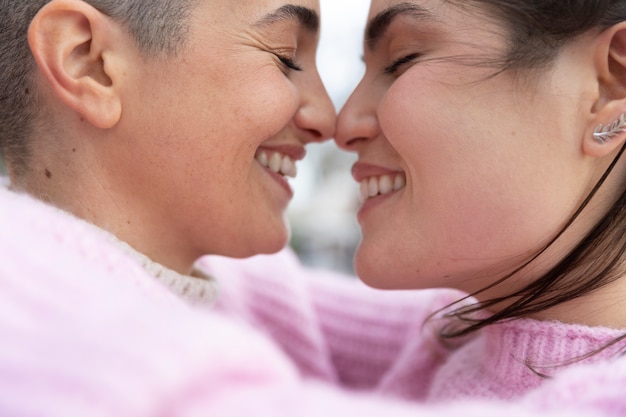 Foto gratuita pareja de lesbianas divirtiéndose juntas