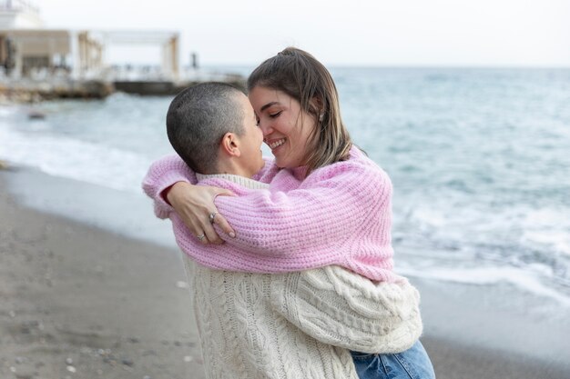 Pareja de lesbianas divirtiéndose juntas