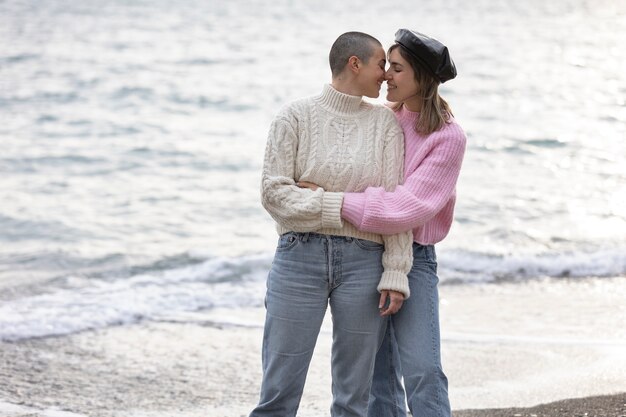 Pareja de lesbianas divirtiéndose juntas