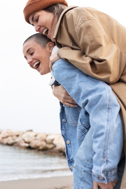 Pareja de lesbianas divirtiéndose juntas