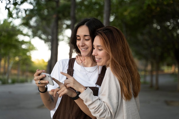 Pareja de lesbianas pasar tiempo al aire libre