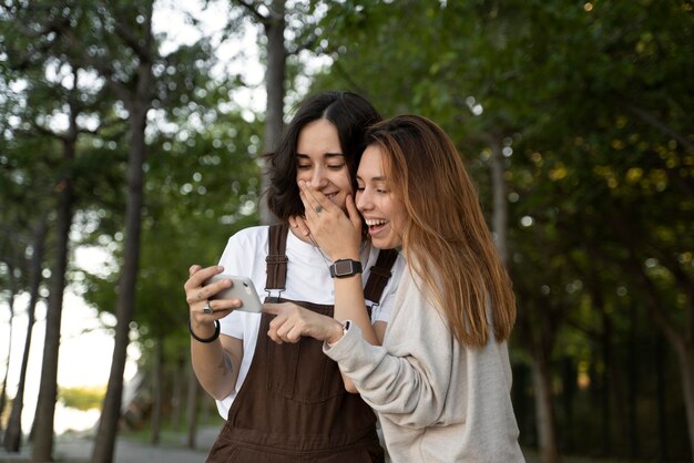 Pareja de lesbianas pasar tiempo al aire libre