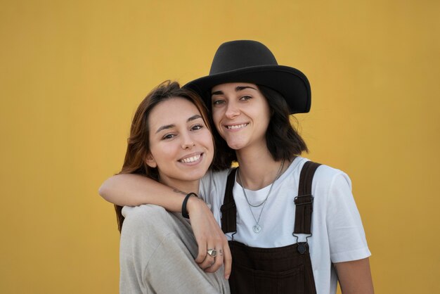 Pareja de lesbianas pasar tiempo al aire libre