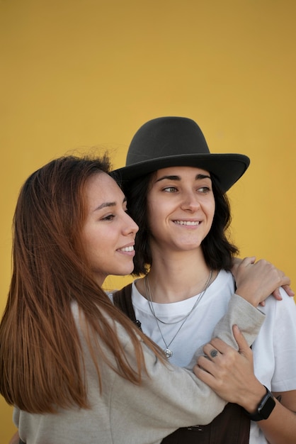 Pareja de lesbianas pasar tiempo al aire libre