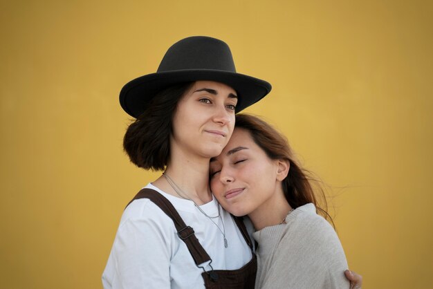 Pareja de lesbianas pasar tiempo al aire libre