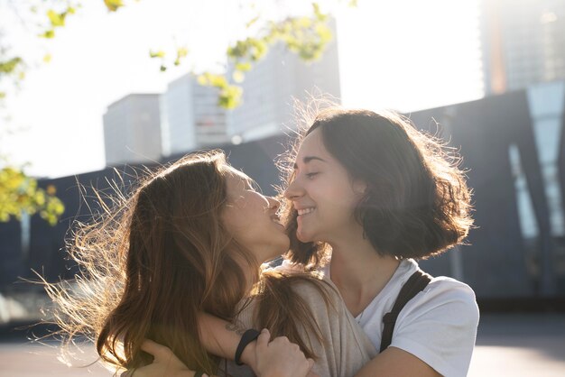 Pareja de lesbianas pasar tiempo juntos al aire libre