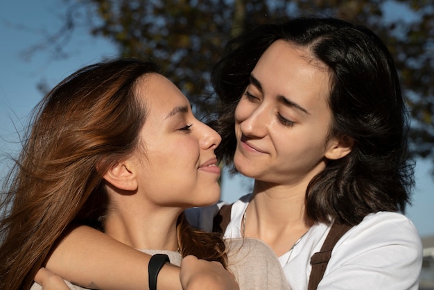 Pareja de lesbianas pasar tiempo juntos al aire libre