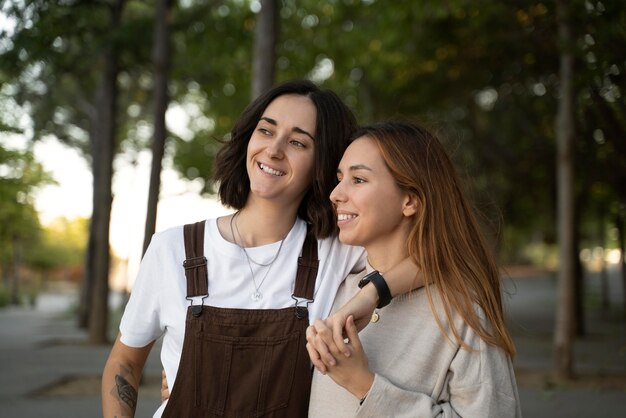 Pareja de lesbianas pasar tiempo juntos al aire libre