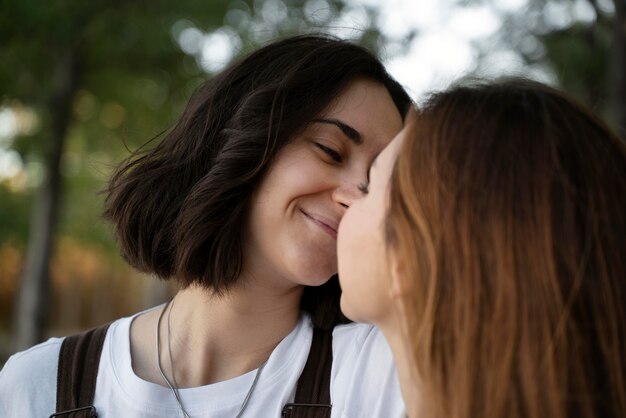 Pareja de lesbianas pasar tiempo juntos al aire libre