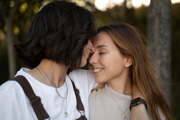 Foto gratuita pareja de lesbianas pasar tiempo juntos al aire libre