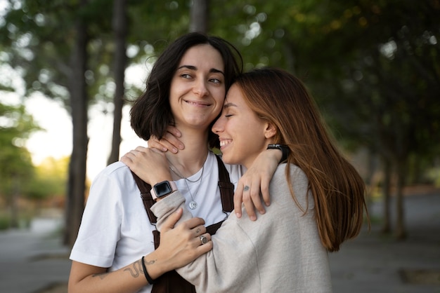 Foto gratuita pareja de lesbianas pasar tiempo juntos al aire libre