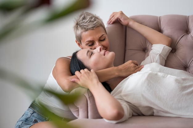 Pareja de lesbianas pasar tiempo juntos