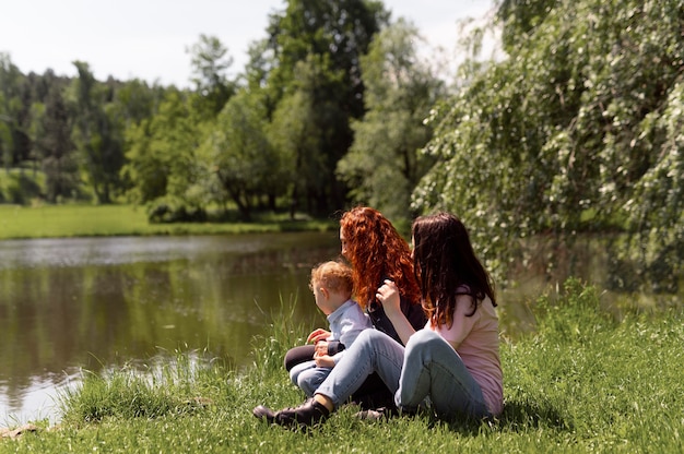 Pareja de lesbianas pasar tiempo con su hijo en el parque