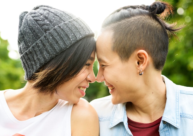 Pareja de lesbianas saliendo en un parque