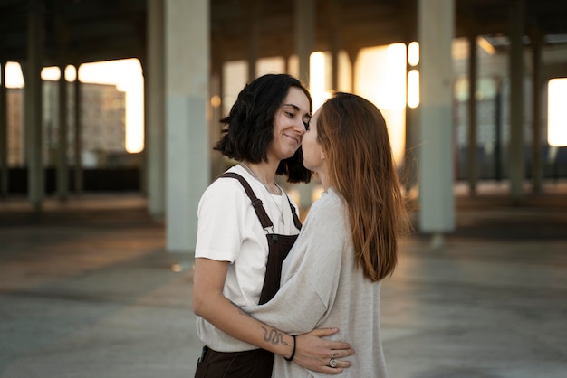 Foto gratuita pareja de lesbianas siendo cariñosos el uno con el otro