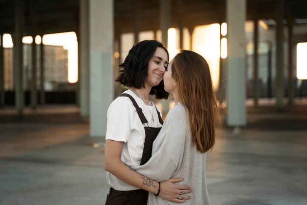 Pareja de lesbianas siendo cariñosos el uno con el otro