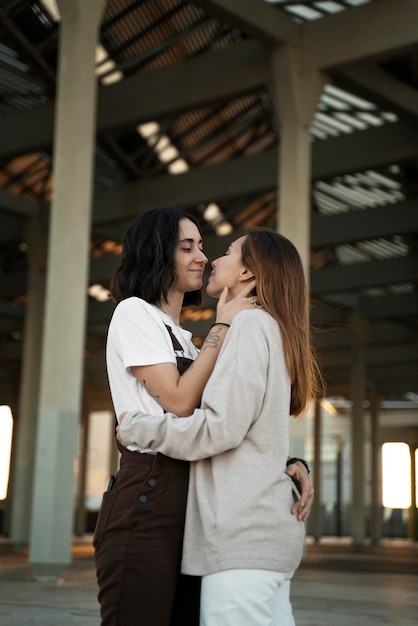 Pareja de lesbianas siendo cariñosos el uno con el otro