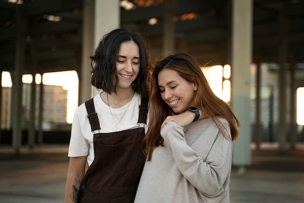 Foto gratuita pareja de lesbianas siendo cariñosos el uno con el otro