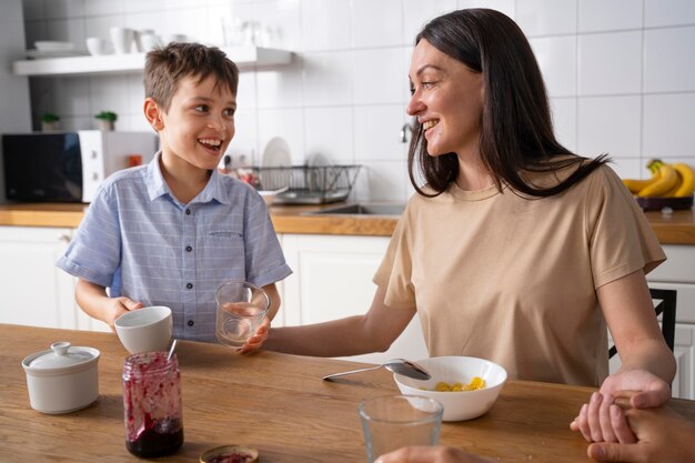 Pareja de lesbianas con su hijo desayunando