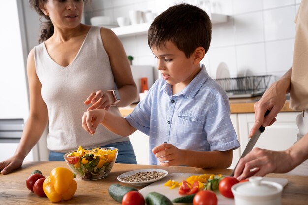 Pareja de lesbianas con su hijo preparando comida