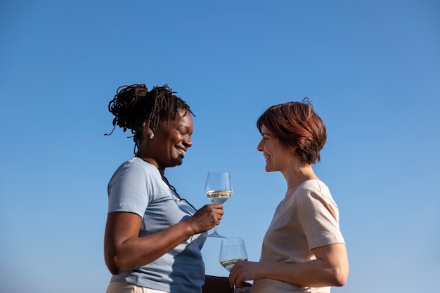 Pareja de lesbianas de tiro medio al aire libre