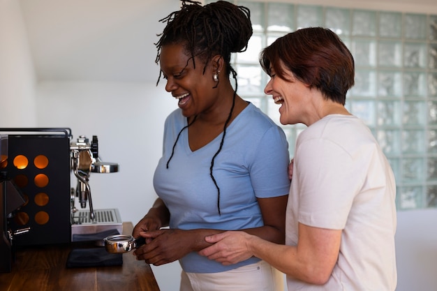 Foto gratuita pareja de lesbianas de tiro medio haciendo café