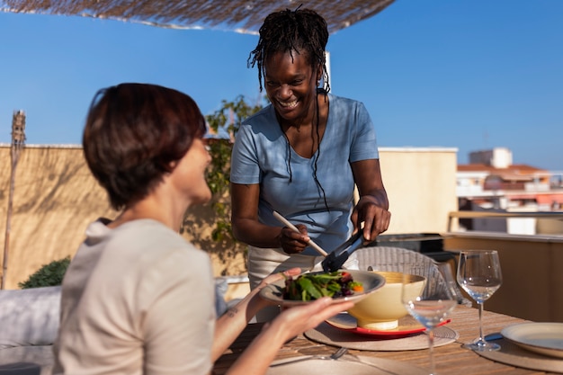 Foto gratuita pareja de lesbianas de tiro medio en el restaurante